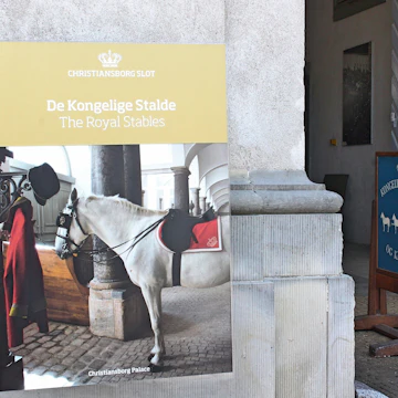 De Kongelige Stalde signage and entrance