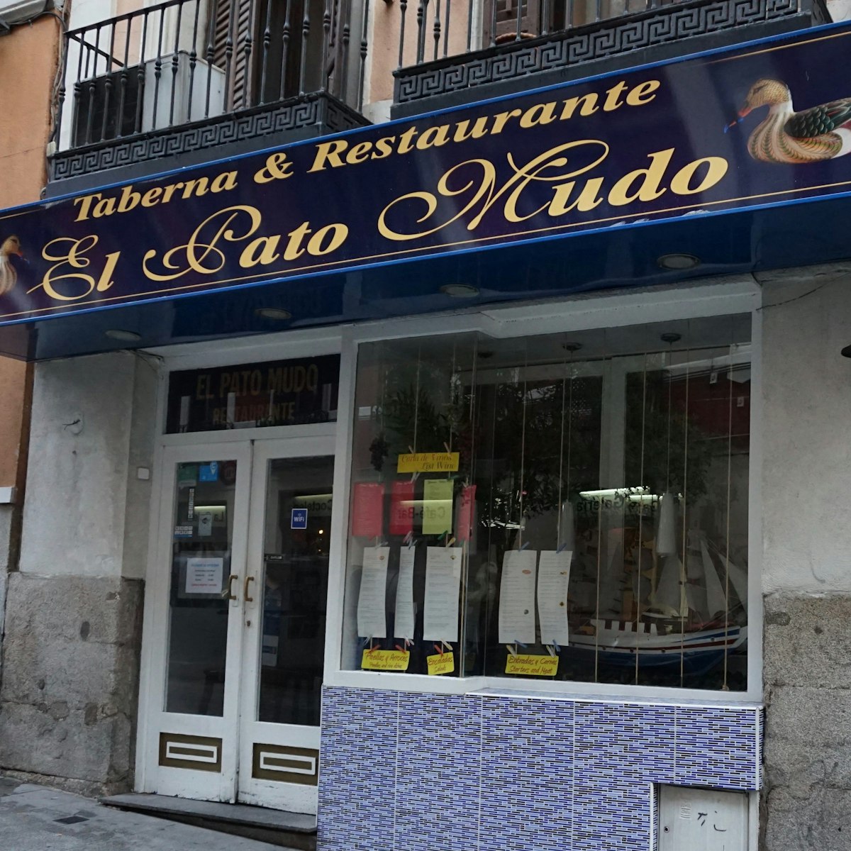 El Pato Mudo's facade in the center of Madrid.