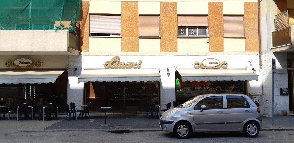 An outside view of cafè Linari in Testaccio.