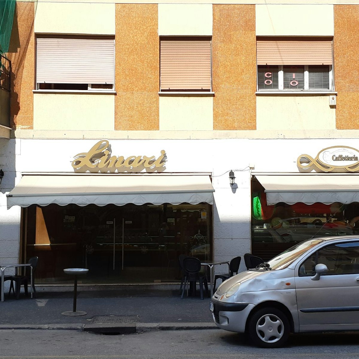 An outside view of cafè Linari in Testaccio.