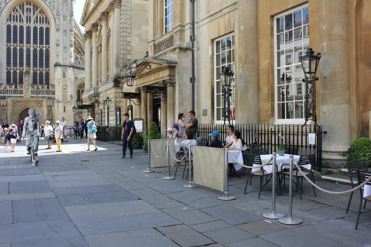 Dining outside the Pump Rooms while watching street performers
