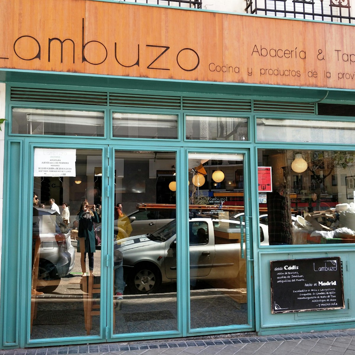 The entrance to Lambuzo on Calle Ponzano.