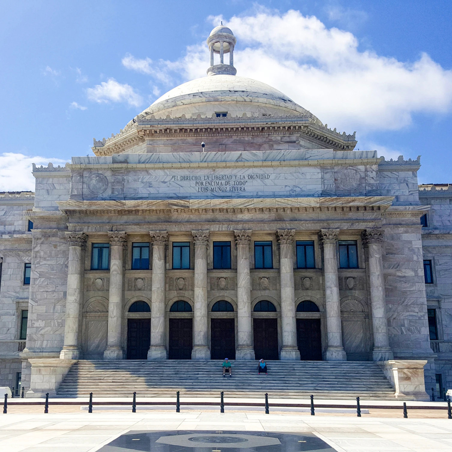 Front view of El Capitolio.