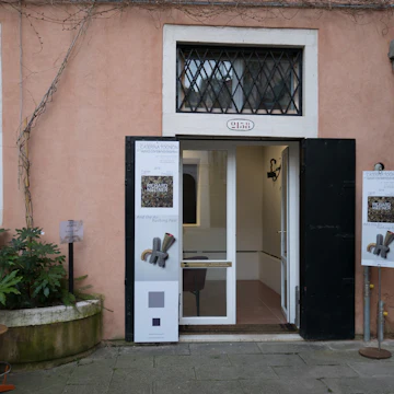 The Galleria Caterina Tognon is adjacent to the Europa & Regina hotel