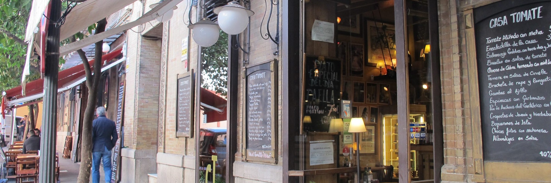 Facade with pavement tables