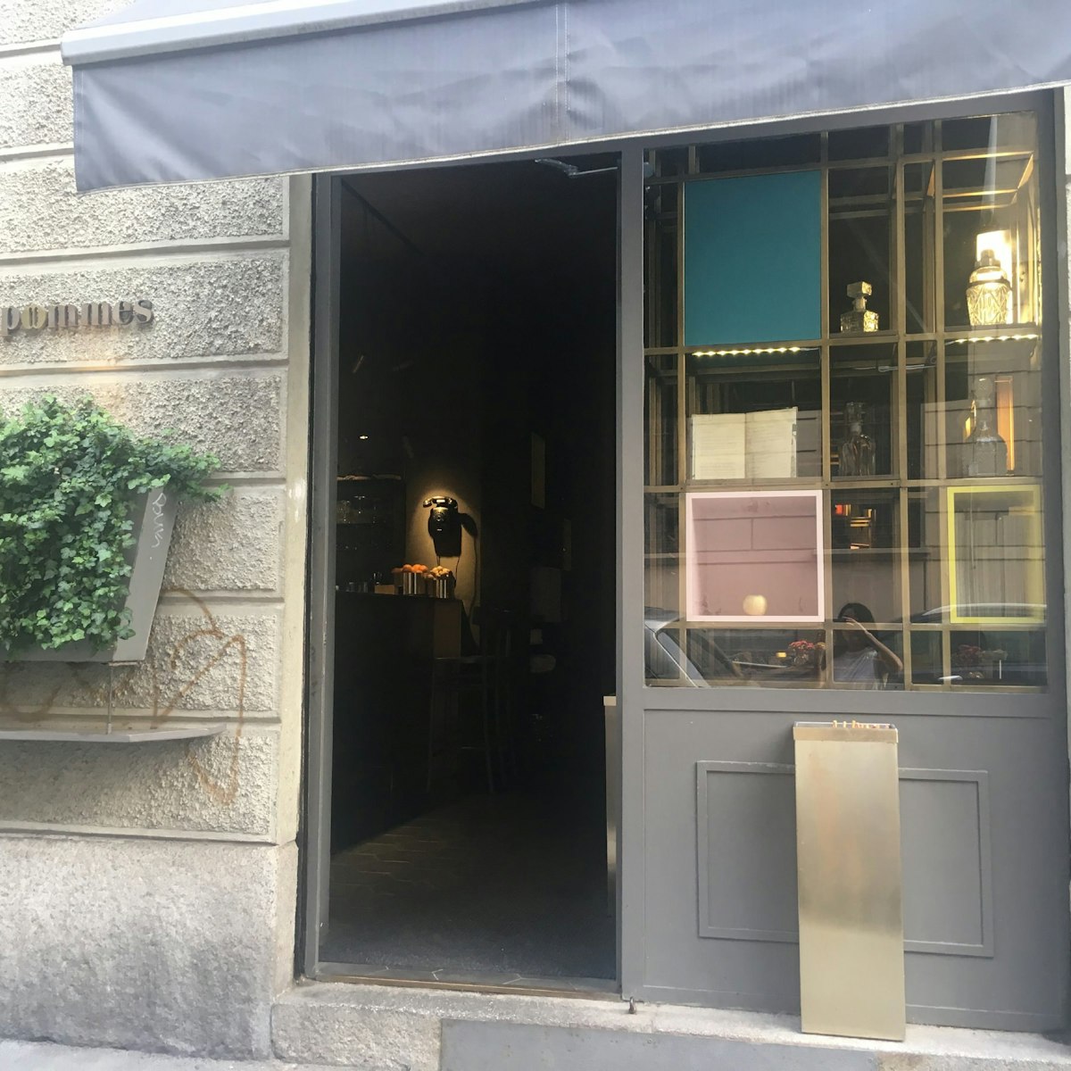 The entrance to Les Pommes restaurant