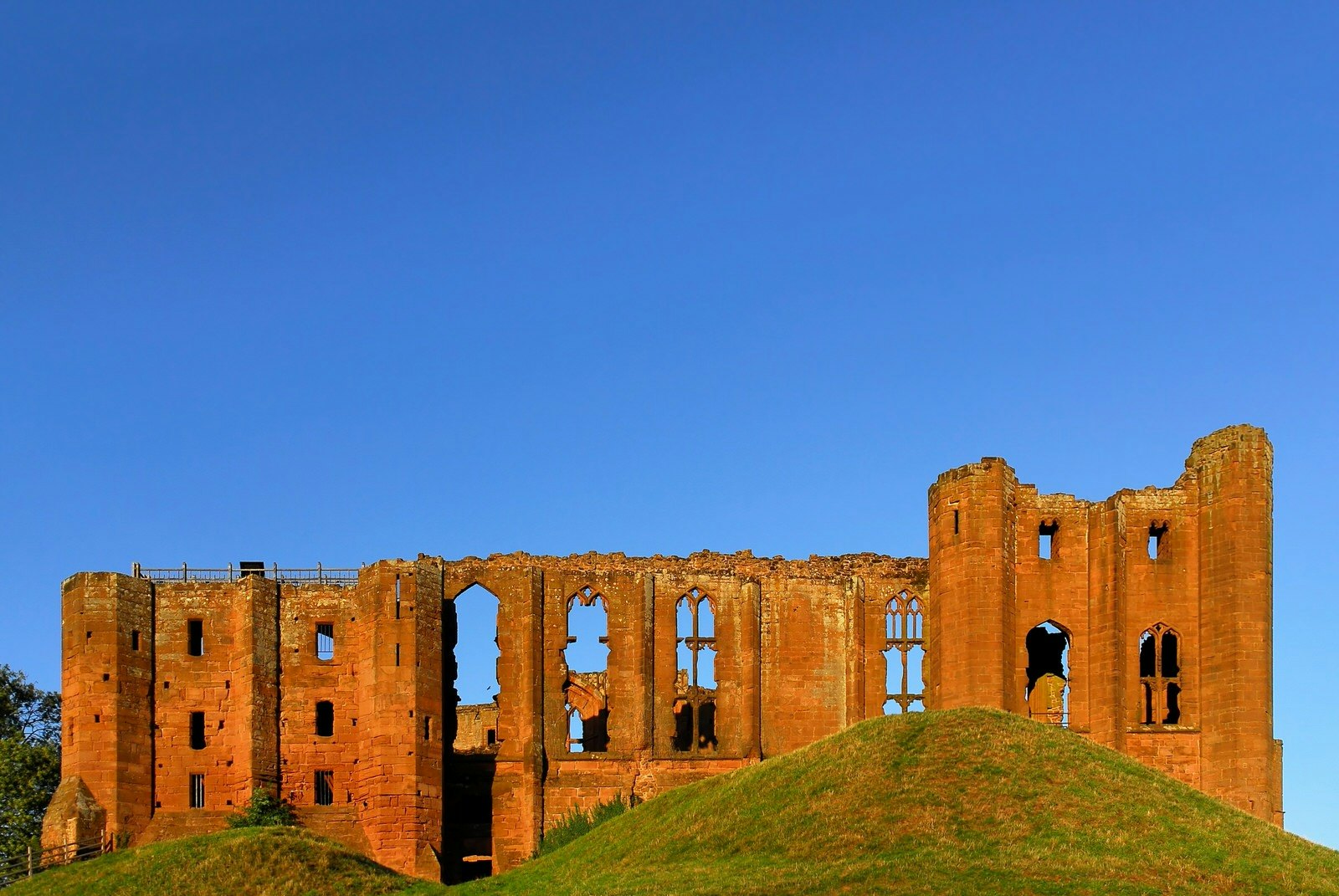 Kenilworth Castle ruins illuminated by sun, Warwickshire, England.; Shutterstock ID 169644509; Your name (First / Last): Emma Sparks; GL account no.: 65050; Netsuite department name: Online Editorial; Full Product or Project name including edition: Best in Europe POI updates