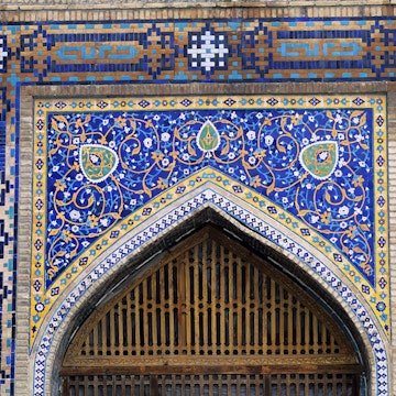 UZBEKISTAN - 1993/01/01: Uzbekistan, Samarkand, Registan Square, Ulugbek Mosque, 15th Century, Detail. (Photo by Wolfgang Kaehler/LightRocket via Getty Images)