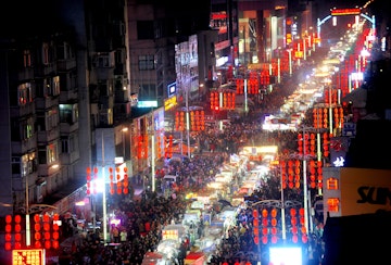 SHENYANG, CHINA - MARCH 21:  (CHINA OUT) A general view of Asia's largest night market on March 21, 2015 in Shenyang, Liaoning province of China. Asia's largest night market with the total length of about 1.8 km was opened on Saturday in Shenyang.  (Photo by ChinaFotoPress/ChinaFotoPress via Getty Images)