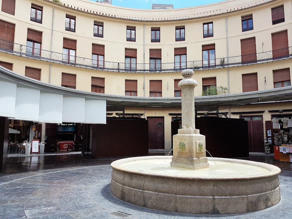 Fountain inside Plaza Redonda with market stalls.