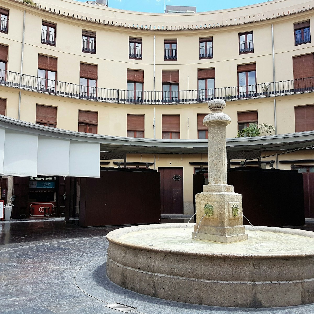 Fountain inside Plaza Redonda with market stalls.