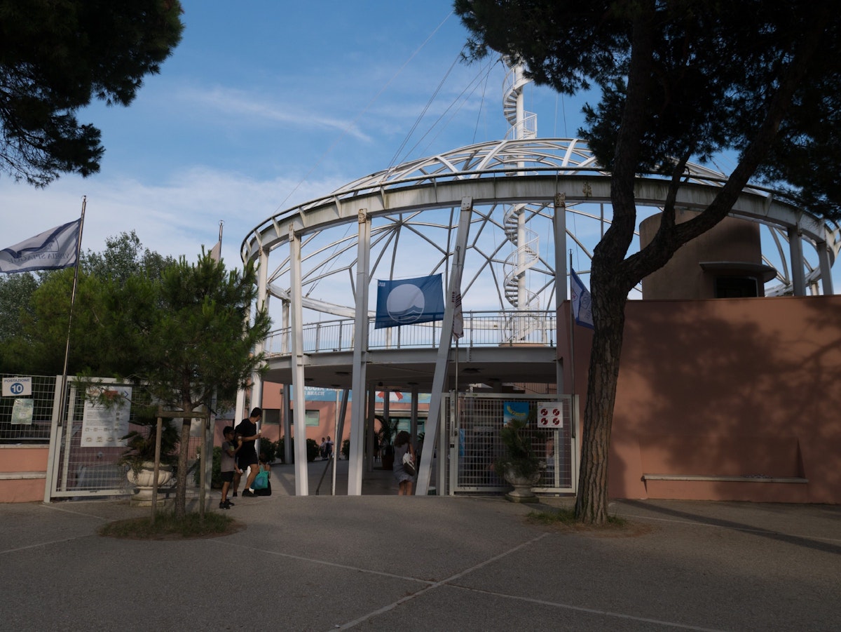 The entrance to the Blue Moon beach lies at the top of the main drag on the Lido