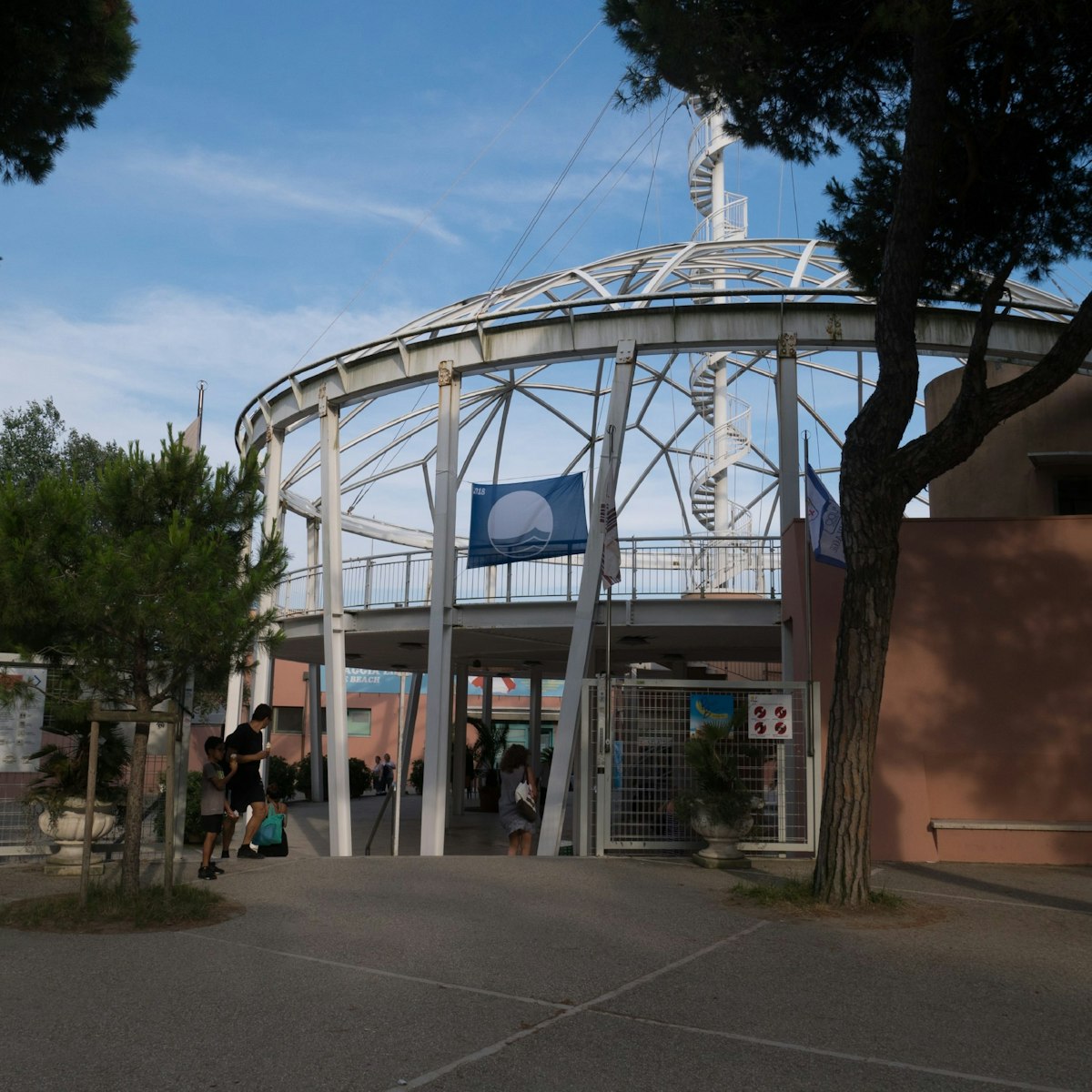 The entrance to the Blue Moon beach lies at the top of the main drag on the Lido