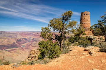 守望台在沙漠景观中，大峡谷南部边缘