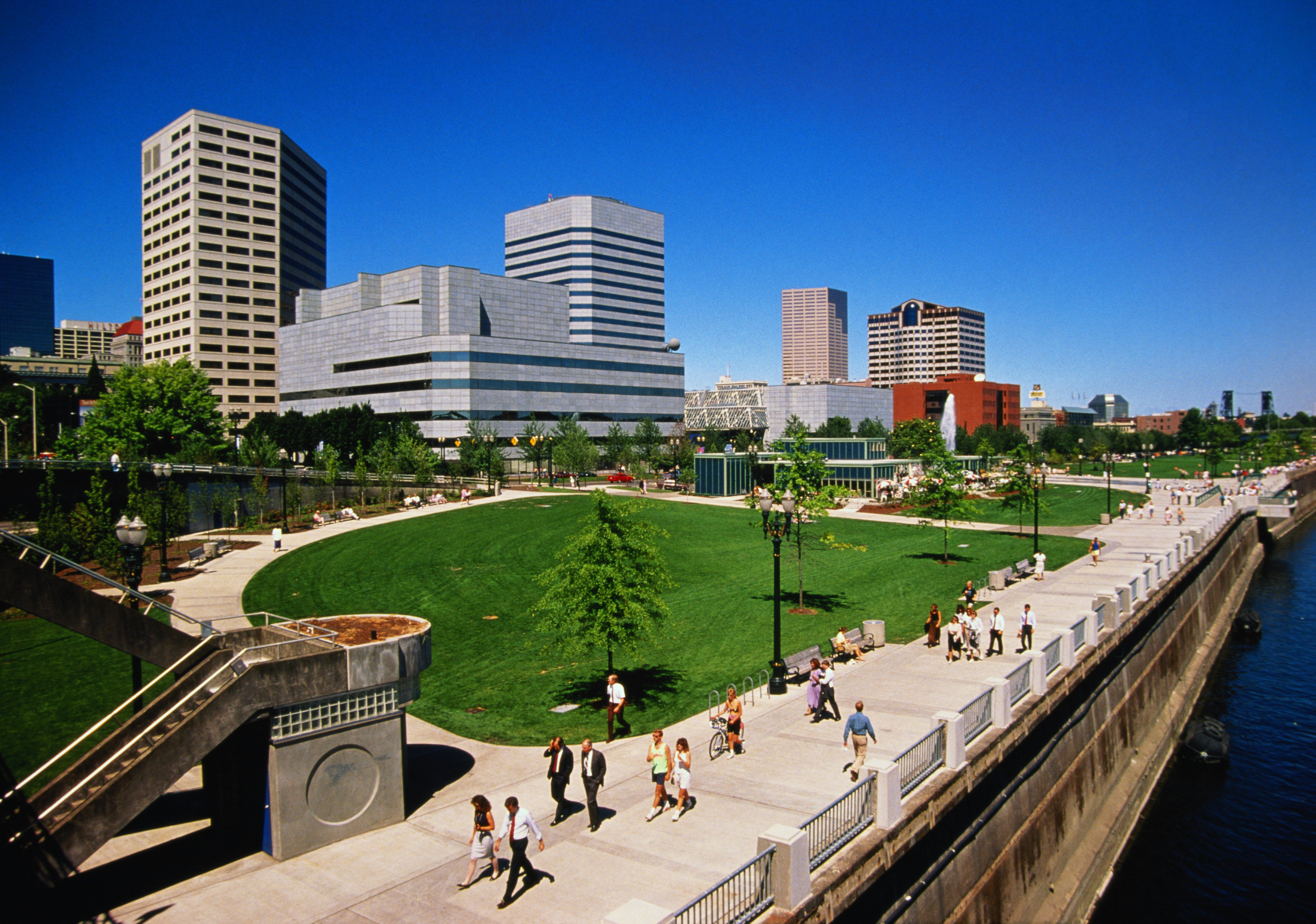 USA, Oregon, Portland, skyline and Tom McCall Waterfront Park