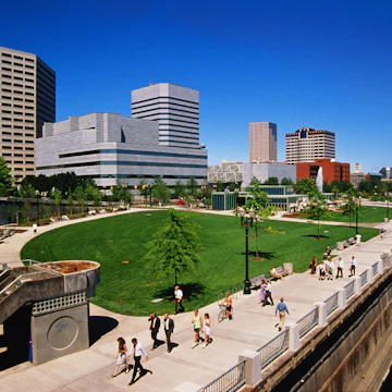 USA, Oregon, Portland, skyline and Tom McCall Waterfront Park