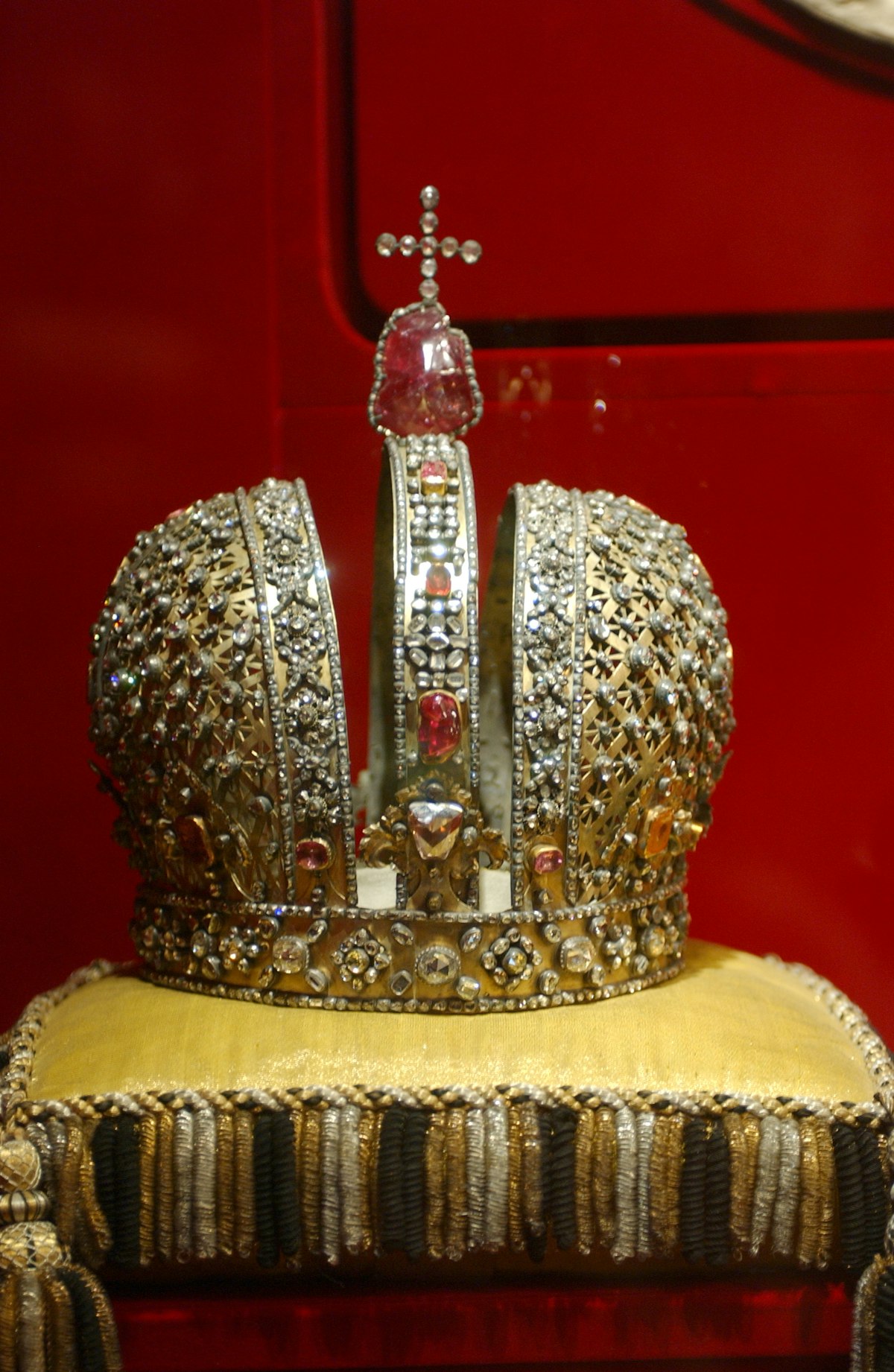 The crown of Tsar Mikhail Fyodorovich in the Armoury in the Kremlin, Moscow. 21/06/2003. (Photo by Jeff Overs/BBC News & Current Affairs via Getty Images)
