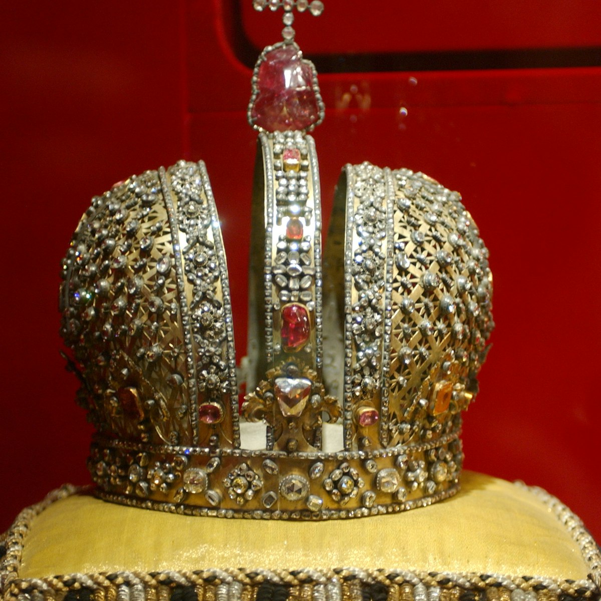 The crown of Tsar Mikhail Fyodorovich in the Armoury in the Kremlin, Moscow. 21/06/2003. (Photo by Jeff Overs/BBC News & Current Affairs via Getty Images)