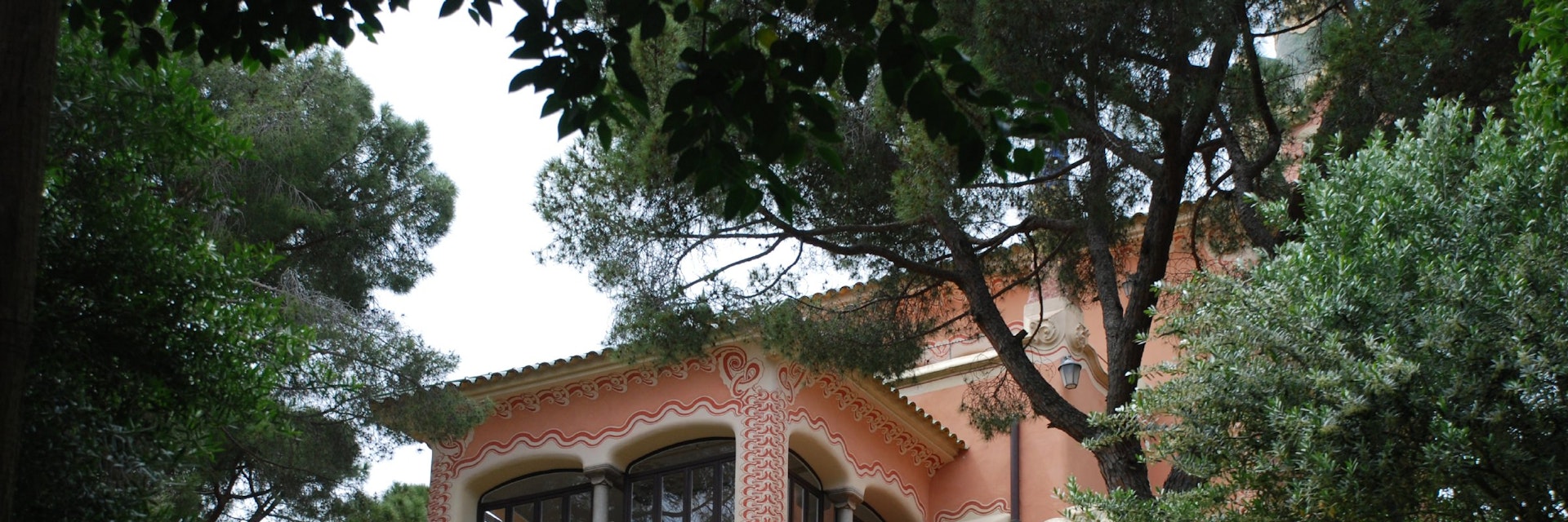 Casa-Museu Gaudí through the trees