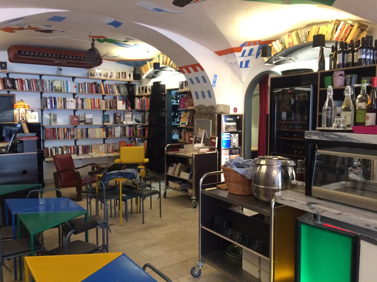 Bookstore-bar Menina e Moça at Cais do Sodré