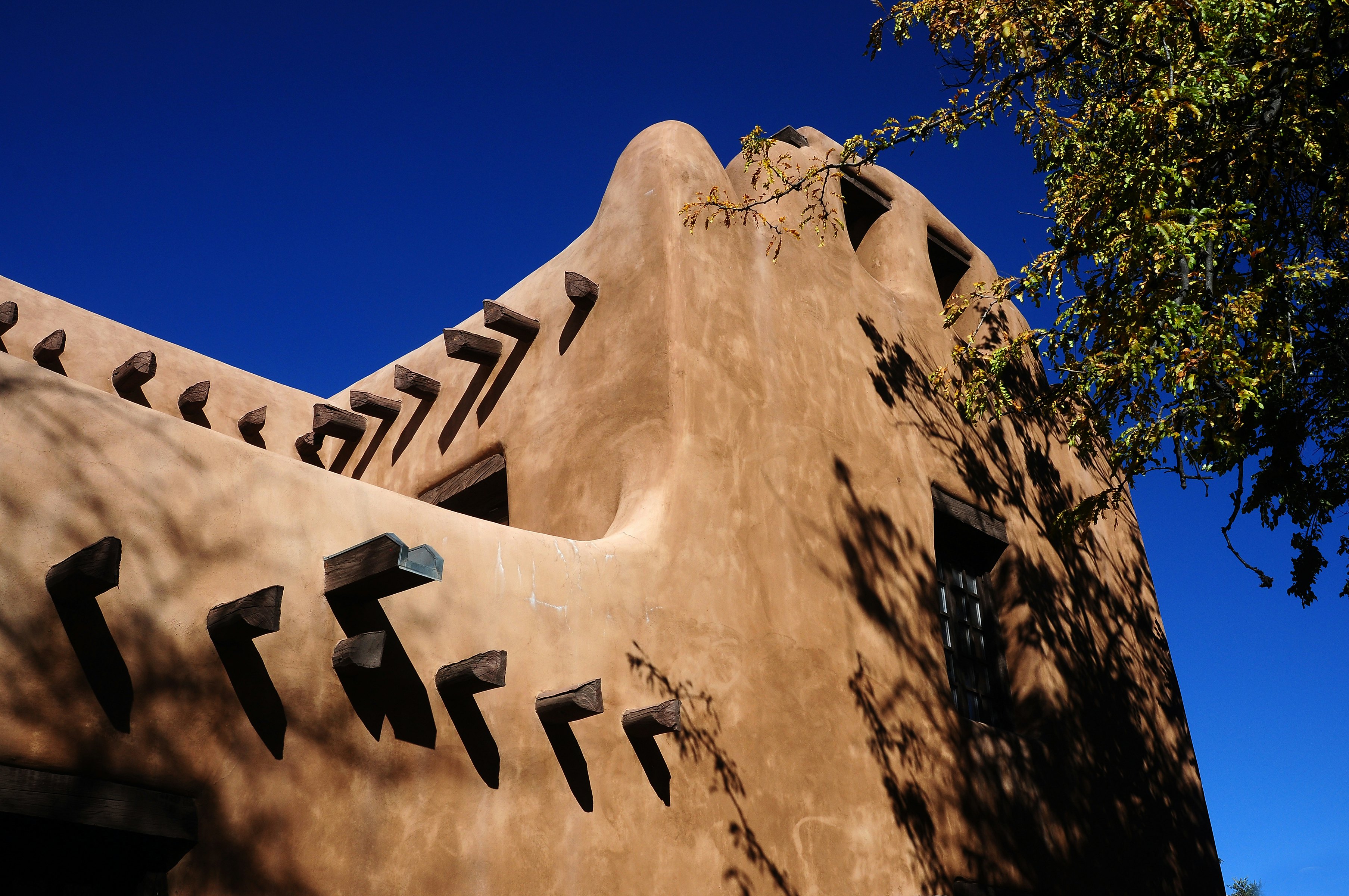 SANTA FE, NM - OCTOBER 20, 2013: An adobe structure on Santa Fe, New Mexico's historic Plaza is home to the New Mexico Museum of Art. (Photo by Robert Alexander/Getty Images)