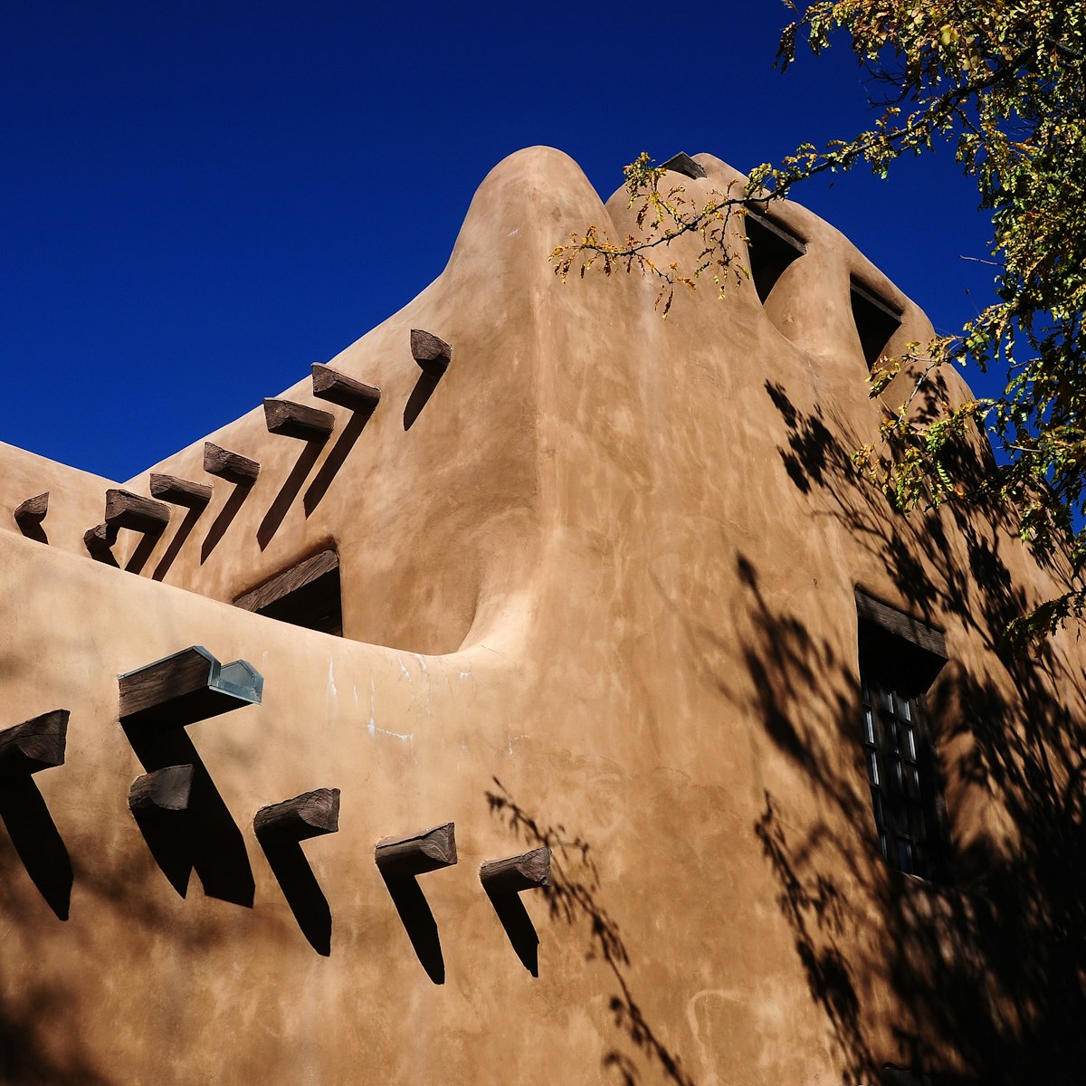 SANTA FE, NM - OCTOBER 20, 2013: An adobe structure on Santa Fe, New Mexico's historic Plaza is home to the New Mexico Museum of Art. (Photo by Robert Alexander/Getty Images)