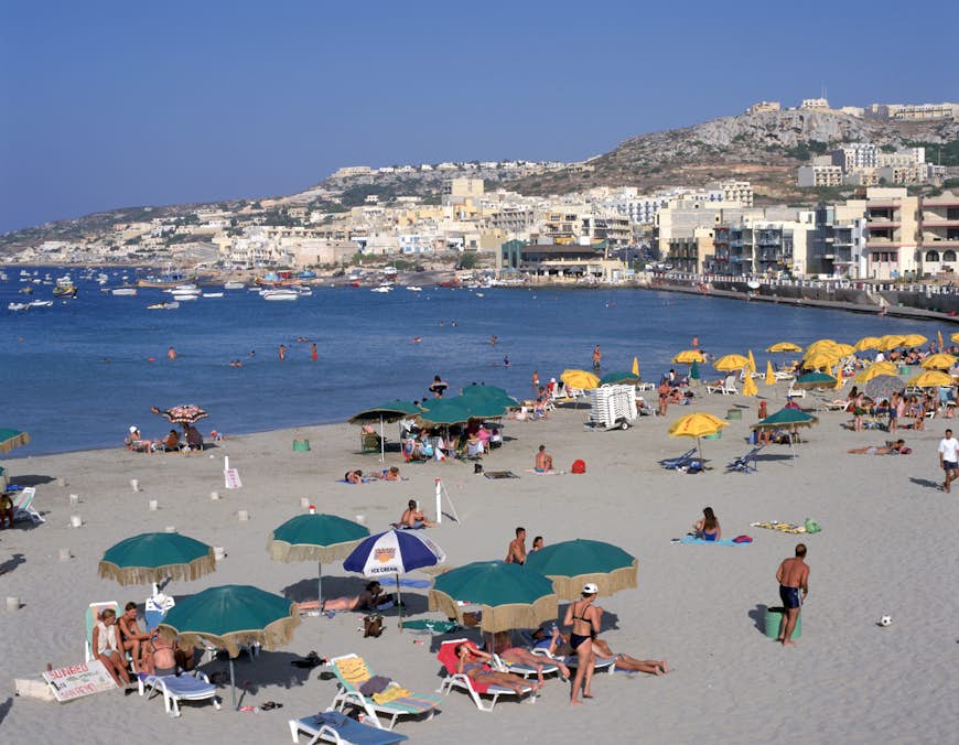 Οι τουρίστες συγκεντρώνονται στην παραλία στον κόλπο Mellieha, Μάλτα