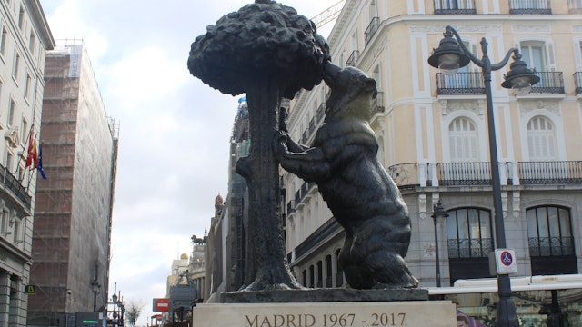 The Bear Statue in the Puerta del Sol has a brief moment alone.