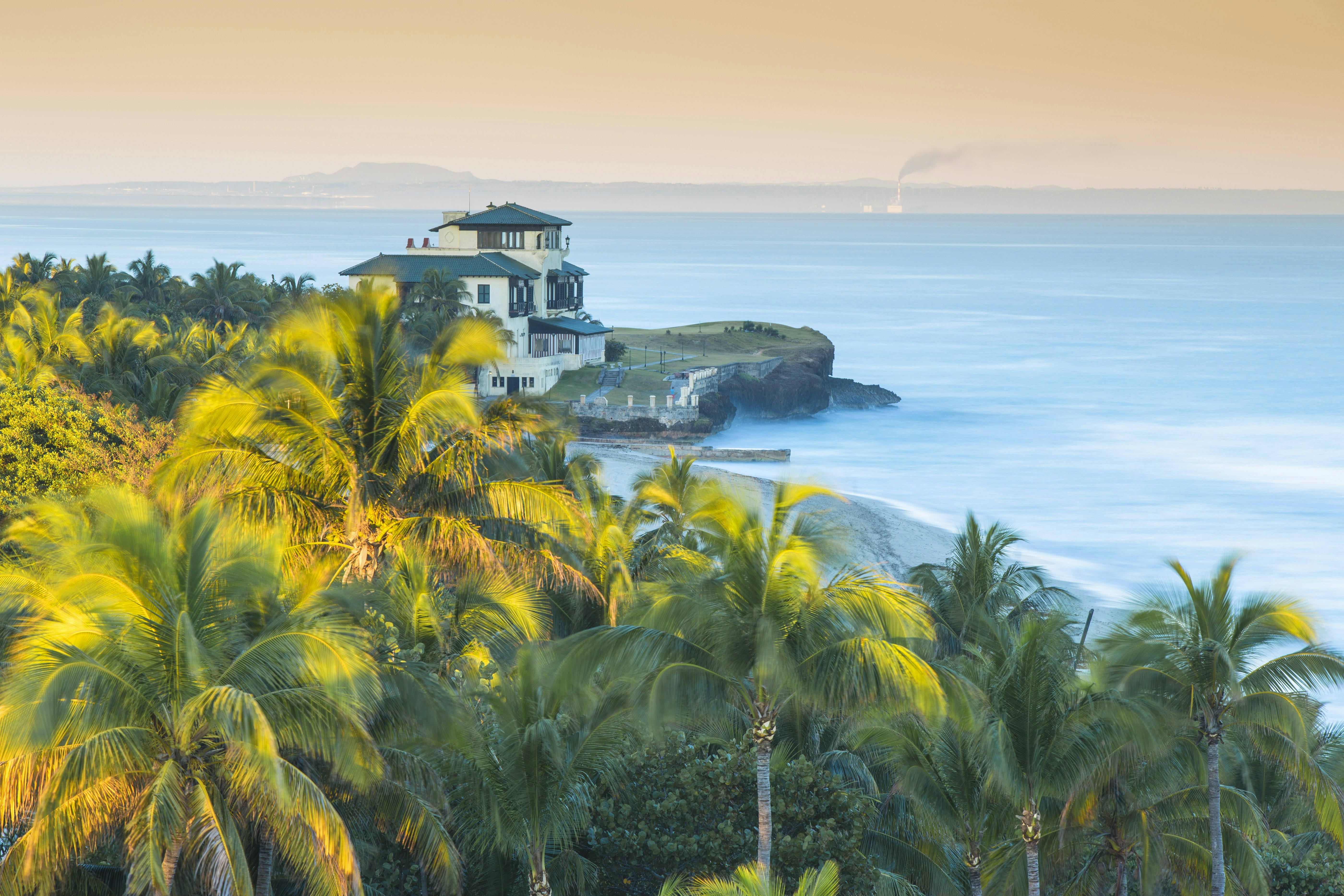 Cuba, Varadero, View over Varadero beach towards Xanadu mansion