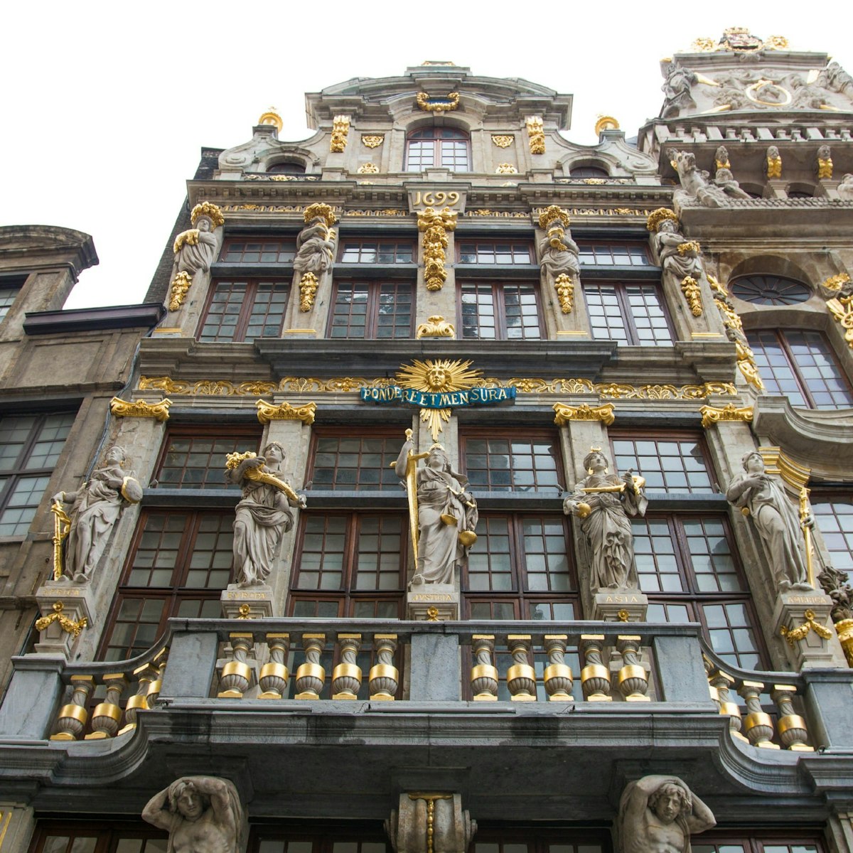 Le Renard upper facade