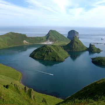 Asia, Russia, Russian Far East, Kamchatkan Peninsula, Kuril Islands, Yankicha Island. Bay with small mountainous islands
