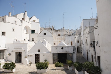 Traditional Puglian architecture with antennas on the rooftops
