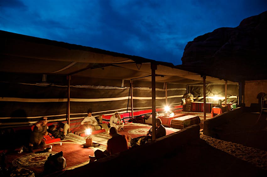 Savourer un repas au camp de la réserve nationale de Wadi Rum en Jordanie