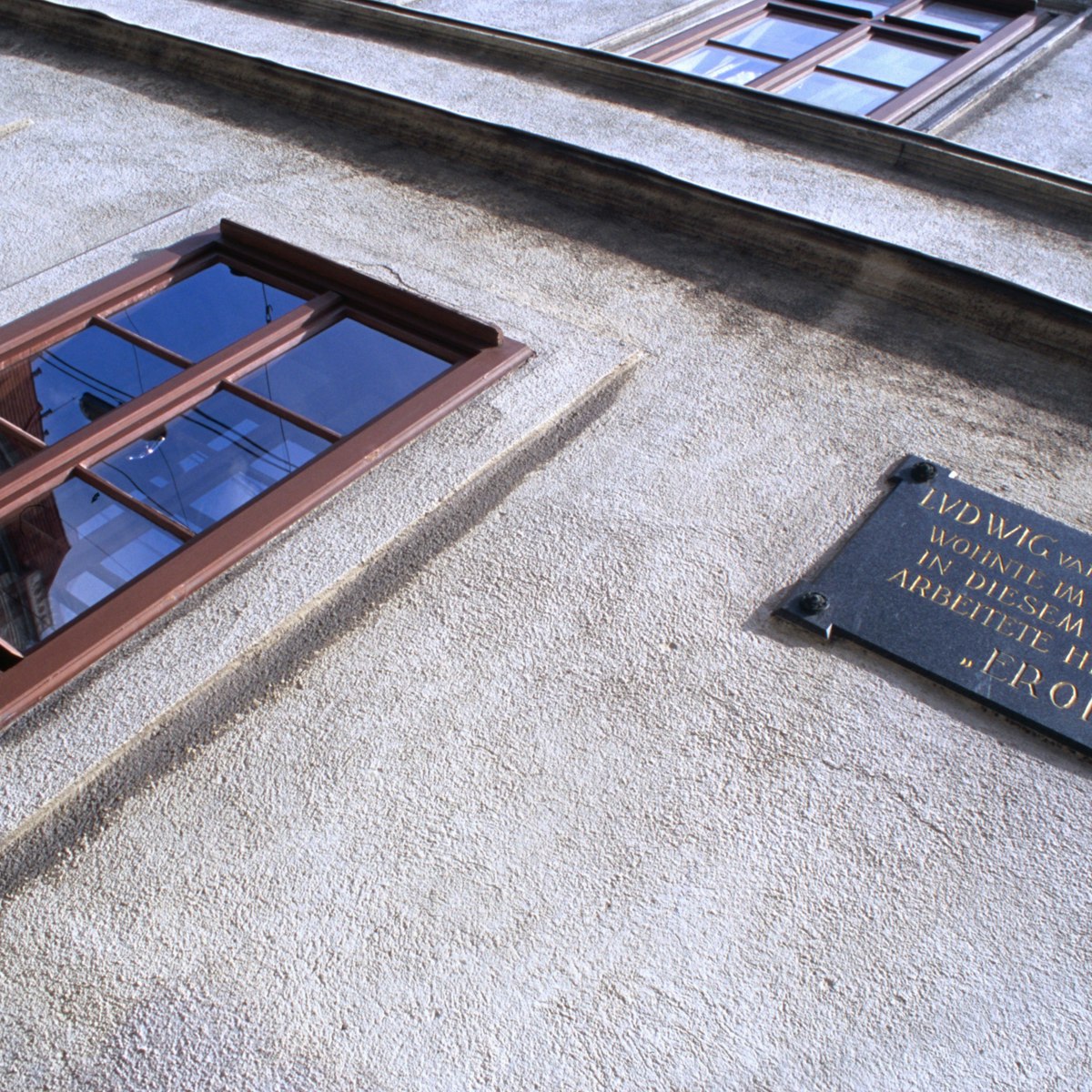 Memorial plaque on facade of Beethoven's residence, Innere Stadt.