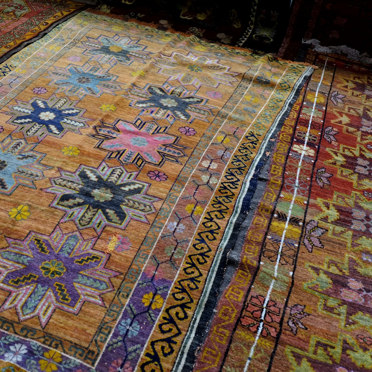 (GERMANY OUT) Teppiche mit traditionellen Mustern - Kunsthandwerk auf dem Basar im Zentralen Staatsmuseum der Republik Kasachstan in Almaty  (Photo by snapshot-photography/ullstein bild via Getty Images)