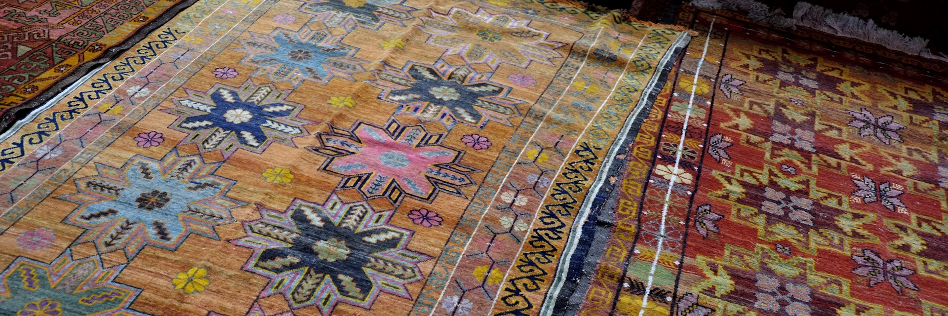 (GERMANY OUT) Teppiche mit traditionellen Mustern - Kunsthandwerk auf dem Basar im Zentralen Staatsmuseum der Republik Kasachstan in Almaty  (Photo by snapshot-photography/ullstein bild via Getty Images)