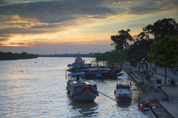Boats on Ben Tre River at sunset, Ben Tre, Mekong Delta, Vietnam, Indochina, Southeast Asia, Asia