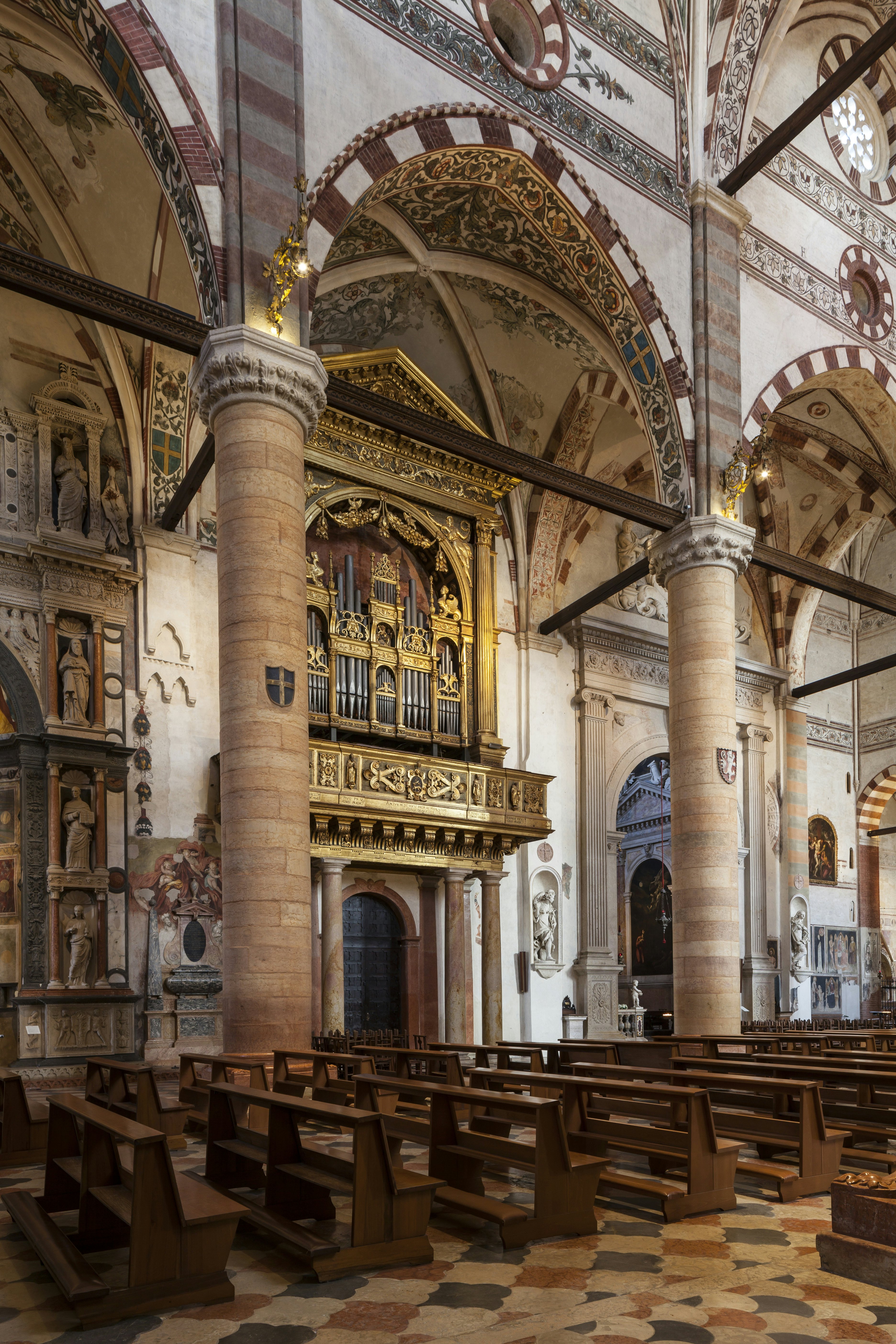 The nave of Sant'Anastasia in Verona