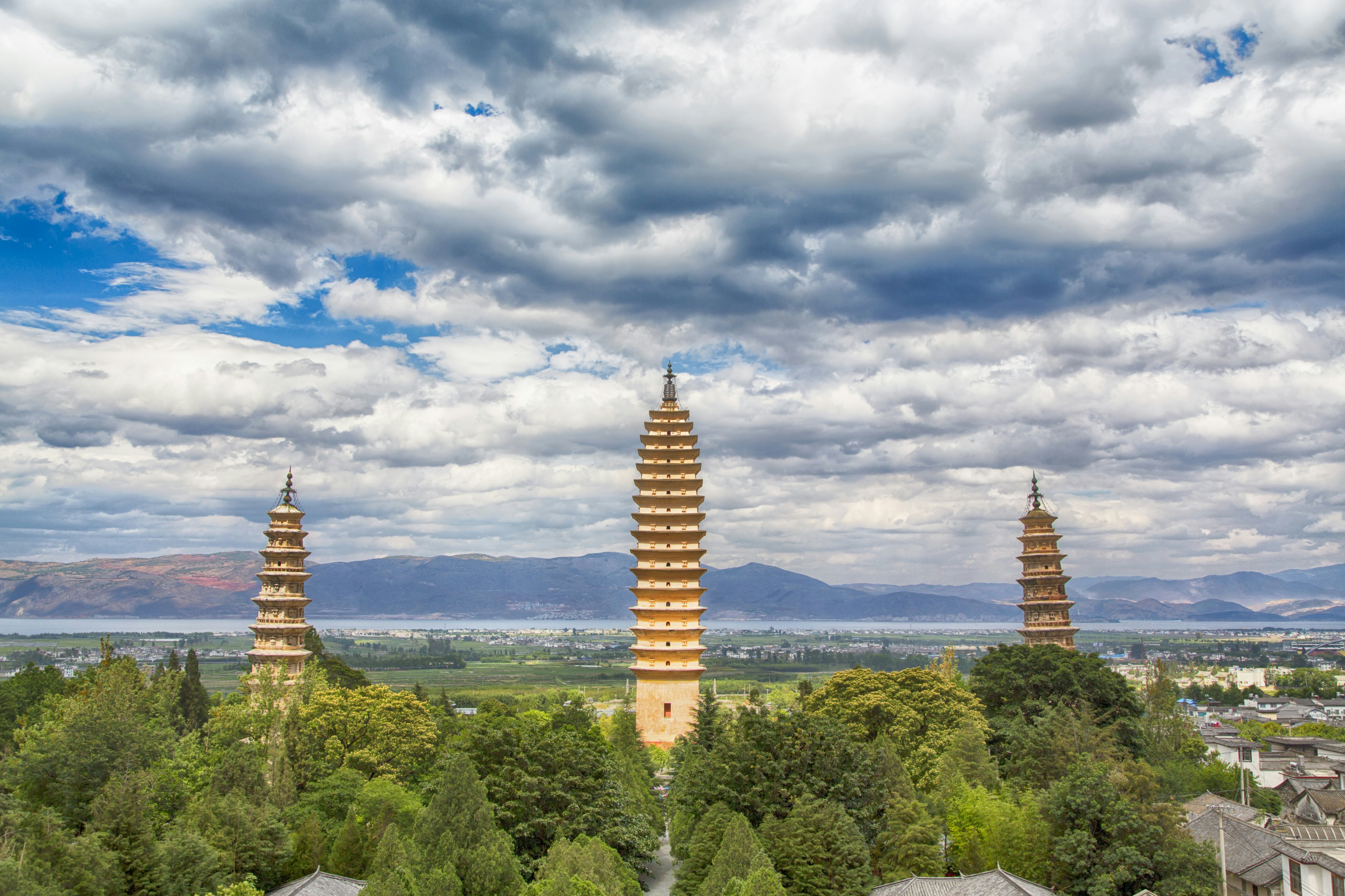 The iconic triple towers of Chongsheng Temple