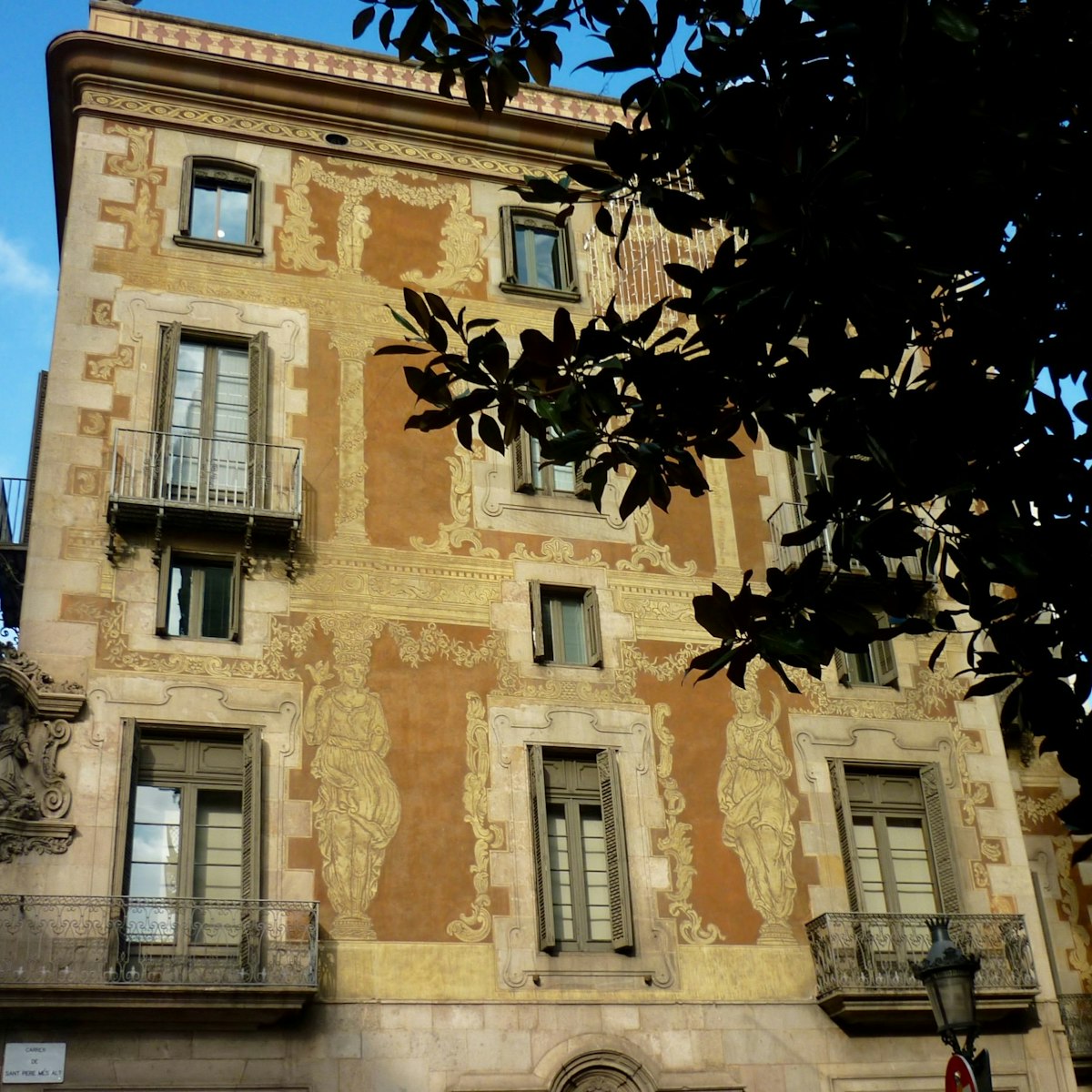 Casa de la Seda facade.