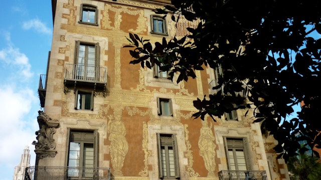 Casa de la Seda facade.