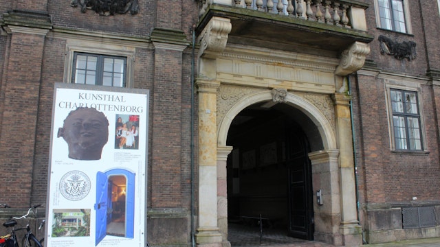 Kunsthal Charlottenborg, outer entrance and signage