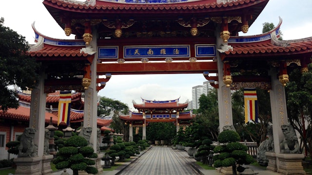 Entrance gate, Lian Shan Shuang Lin Monastery