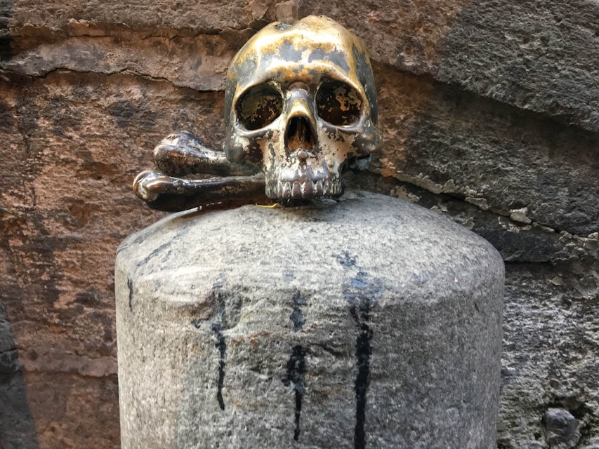 Skull at entrance to Santa Maria delle Anime del Purgatorio ad Arco