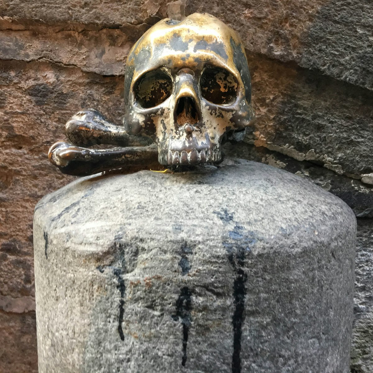 Skull at entrance to Santa Maria delle Anime del Purgatorio ad Arco