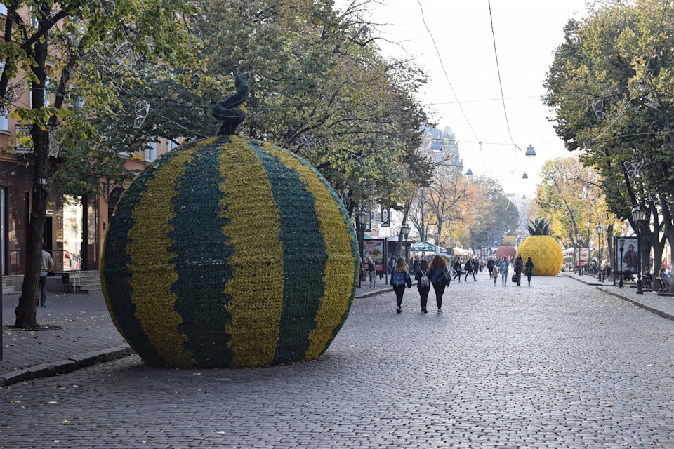 Odesa's main commercial street, pedestrian vul Derybasivska