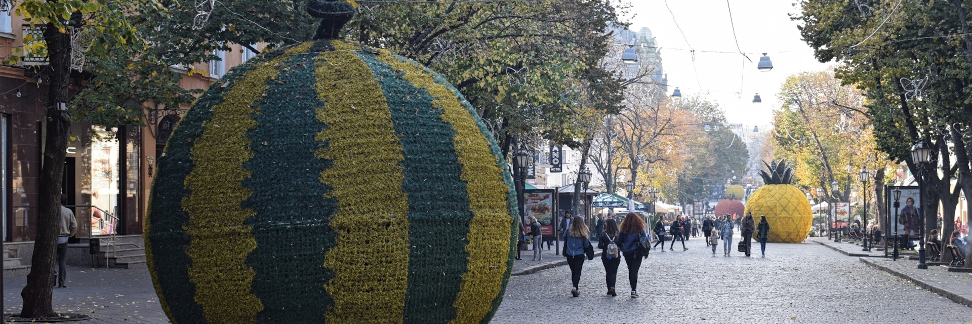 Odesa's main commercial street, pedestrian vul Derybasivska