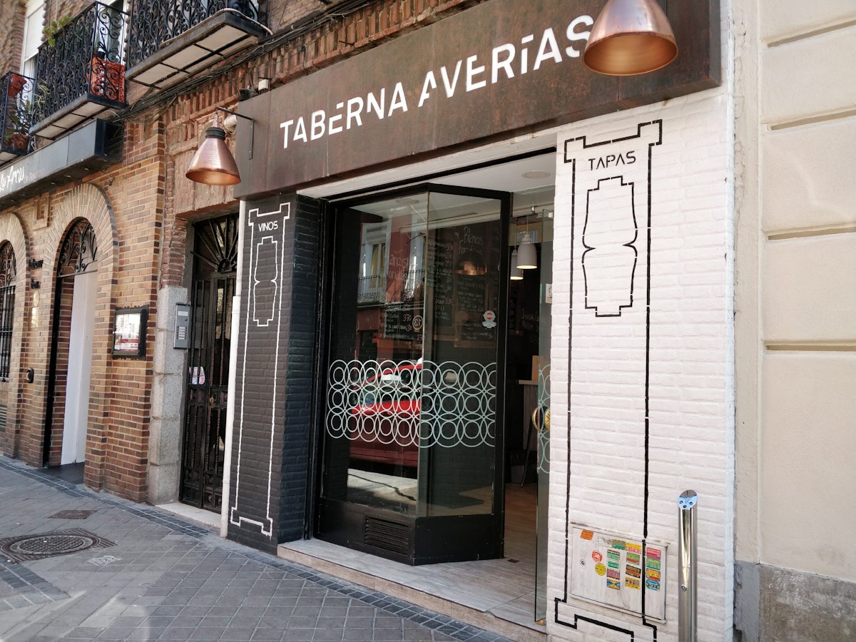 The entrance to Taberna Averías.