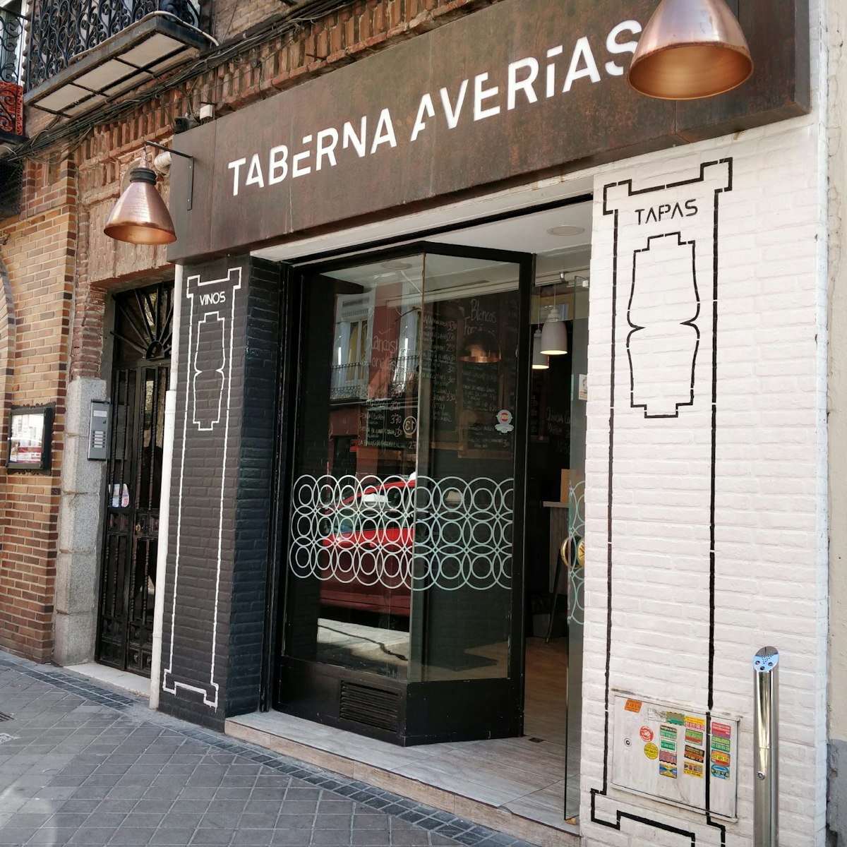 The entrance to Taberna Averías.