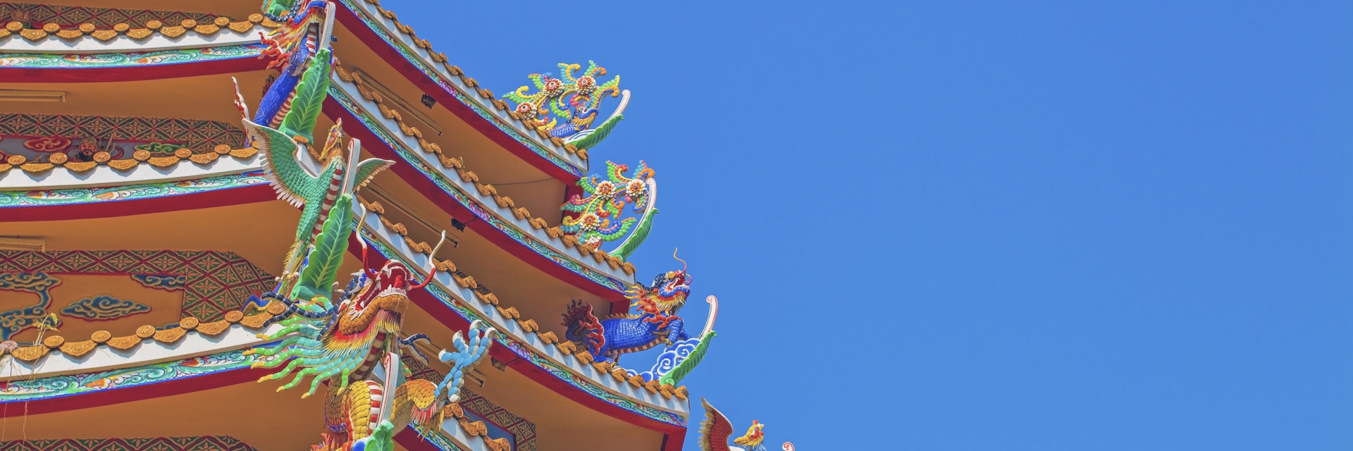 Chinese dragon on the roof of chinese temple
